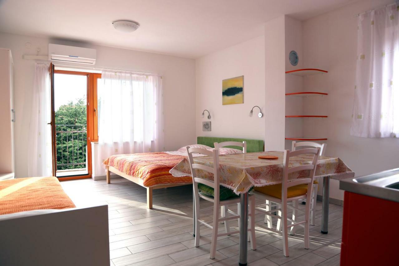 Apartments Laura Pinezići Exterior foto